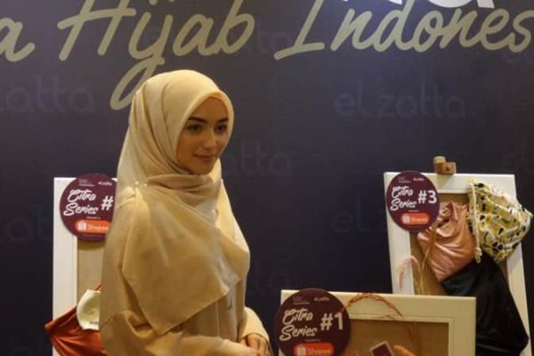 Bergaya dengan Busana Muslim Basic Ala Citra Kirana