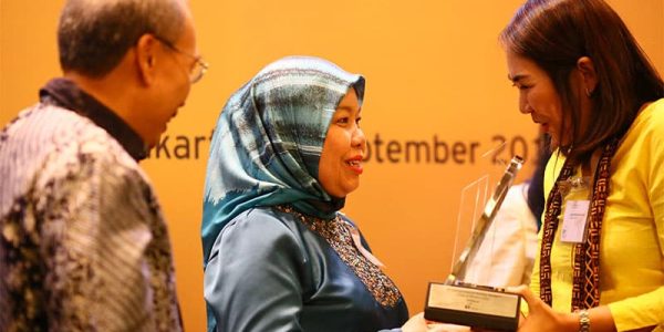 CEO Elcorps Mendapatkan 2 Penghargaan Bergengsi dari Ernst&Young, Entrepreneurial Winning Woman 2016 dan Entrepreneur of The Year 2016