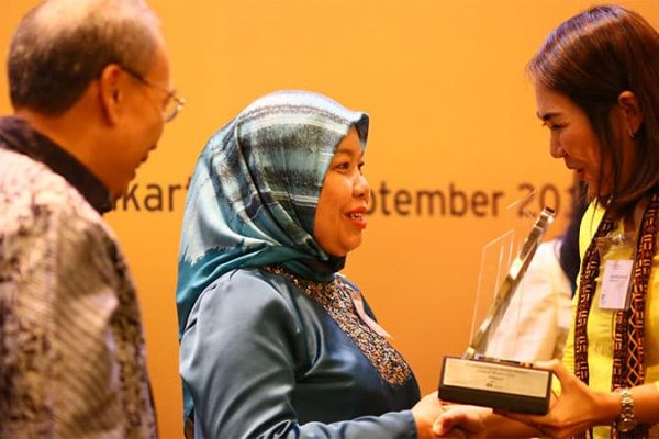 CEO Elcorps Mendapatkan 2 Penghargaan Bergengsi dari Ernst&Young, Entrepreneurial Winning Woman 2016 dan Entrepreneur of The Year 2016