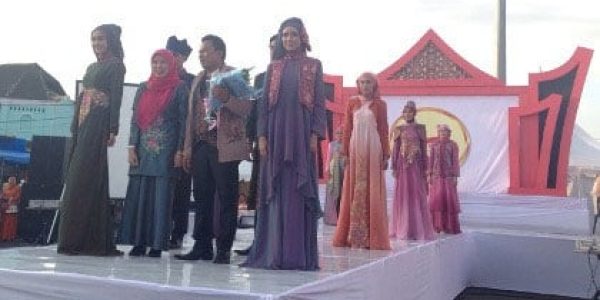 Dukung Industri Kreatif Pariaman, Elzatta dan DAUKY Semarakkan Pariaman Fashion Parade