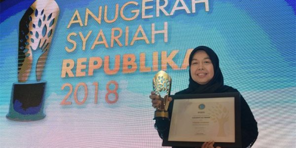 CEO Elcorps Hj. Elidawati Menerima Penghargaan Tokoh Anugerah Syariah Republika 2018