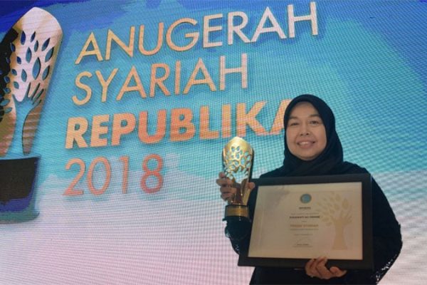CEO Elcorps Hj. Elidawati Menerima Penghargaan Tokoh Anugerah Syariah Republika 2018