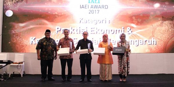 CEO Elcorps Hj. Elidawati Terpilih Sebagai Tokoh Penggerak Syariah 2017 Versi IAEI (Ikatan Ahli Ekonomi Islam)