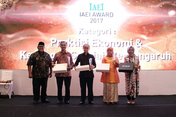 CEO Elcorps Hj. Elidawati Terpilih Sebagai Tokoh Penggerak Syariah 2017 Versi IAEI (Ikatan Ahli Ekonomi Islam)