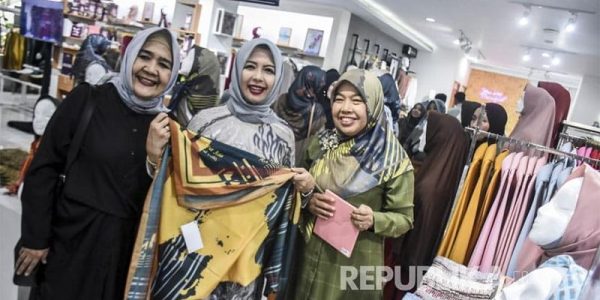 Buka Store Baru, Elzatta Hijab Bagi-Bagi 1099 Hijab Gratis