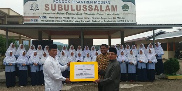 Orang Tua Santri Subussalam, Ponpes Binaan Elcorps, Berbagi 51 Kg Rendang untuk Korban Bencana Palu