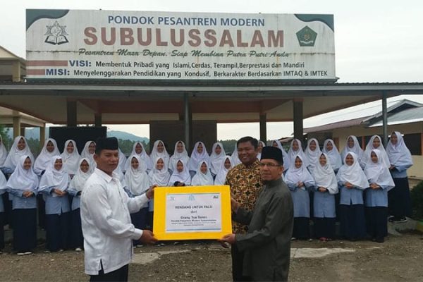Orang Tua Santri Subussalam, Ponpes Binaan Elcorps, Berbagi 51 Kg Rendang untuk Korban Bencana Palu