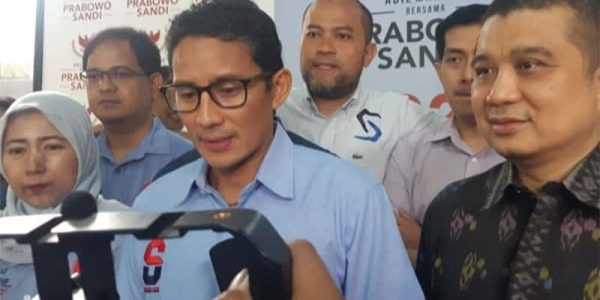 Sandi Hadiri Tasyakur Pemenangan di Aceh, Istrinya ke Elzatta Fashion Show