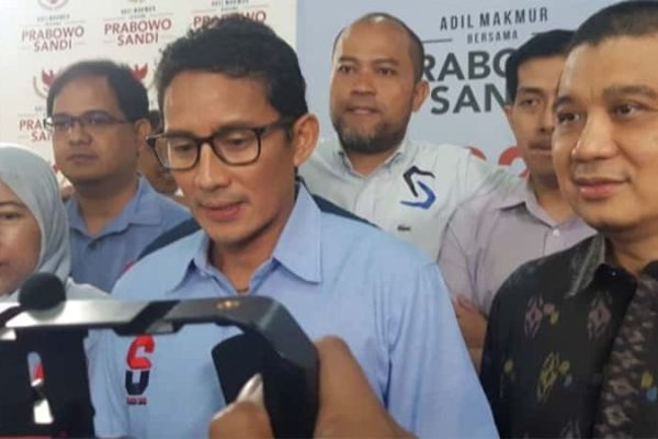 Sandi Hadiri Tasyakur Pemenangan di Aceh, Istrinya ke Elzatta Fashion Show