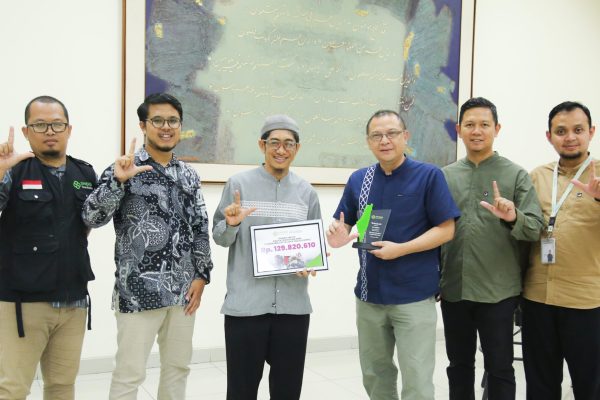 Dukung Palestina, Elzatta Serahkan Bantuan Donasi dari Penjualan Scarf & T-Shirt melalui Sinergi Foundation